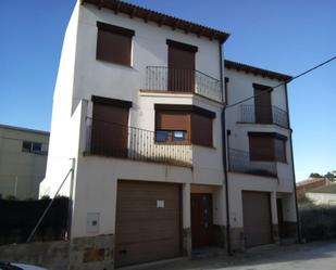 Vista exterior de Casa adosada en venda en Castelserás amb Jardí privat, Terrassa i Traster