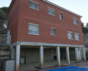 Vista exterior de Casa o xalet en venda en Rubí amb Aire condicionat, Terrassa i Piscina