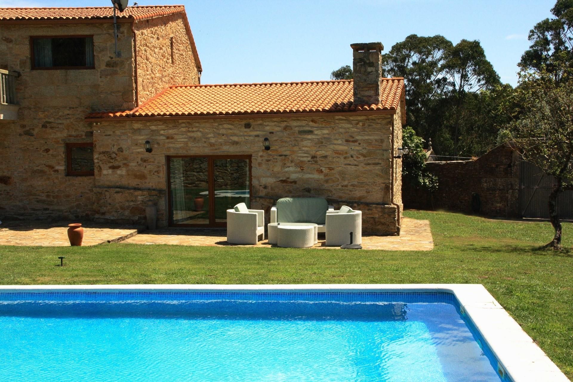 Piscina de Casa o xalet en venda en Malpica de Bergantiños amb Calefacció, Jardí privat i Parquet