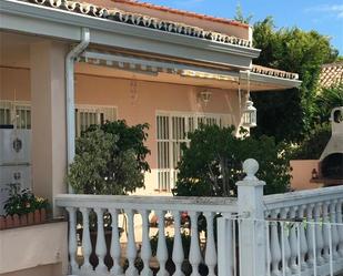 Vista exterior de Casa o xalet en venda en Estepona amb Aire condicionat, Terrassa i Piscina