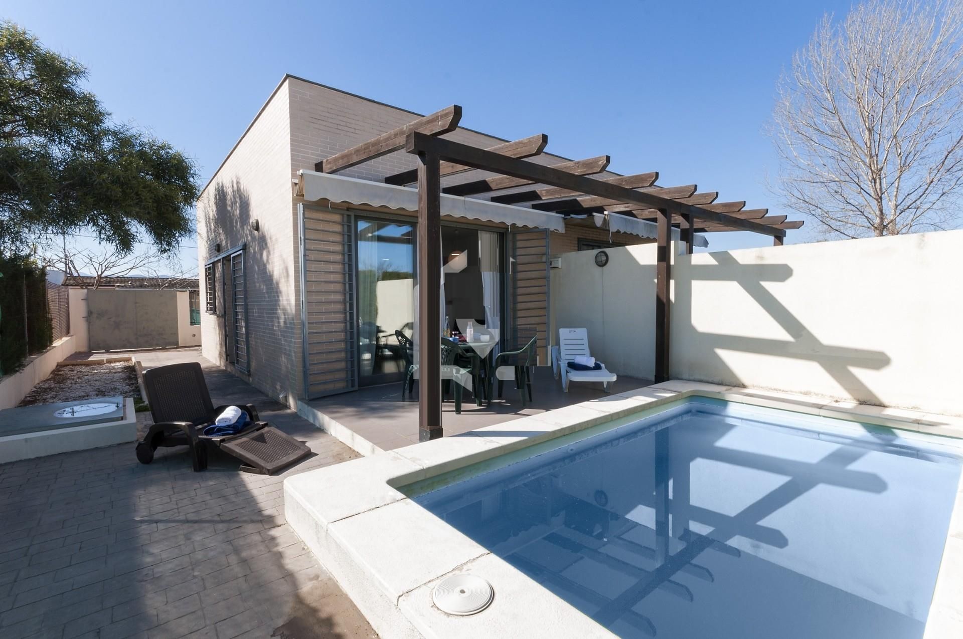 Vista exterior de Casa o xalet en venda en Oliva amb Aire condicionat, Calefacció i Jardí privat