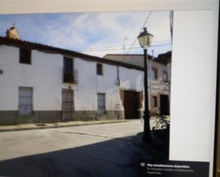 Vista exterior de Casa adosada en venda en Velayos amb Traster