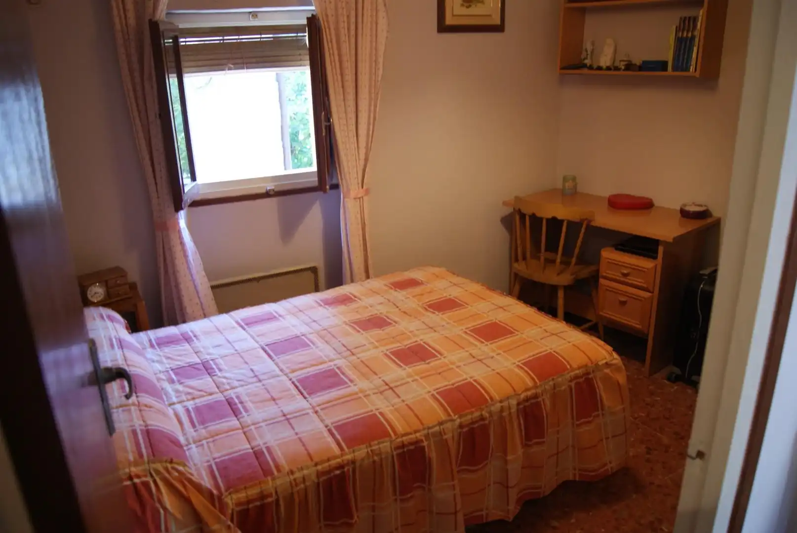 Schlafzimmer von Wohnung zum Verkauf in Biel mit Klimaanlage, Heizung und Privatgarten