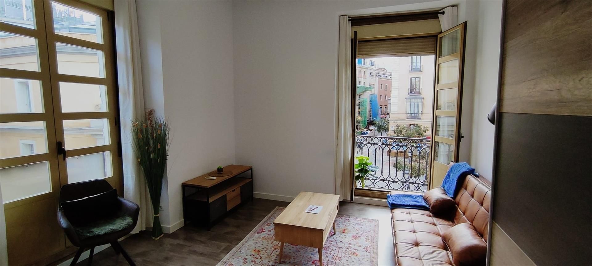 Piso de alquiler en Calle del Correo, Sol Sala de estar de Piso de alquiler en Madrid Capital con Aire acondicionado, Parquet y Trastero