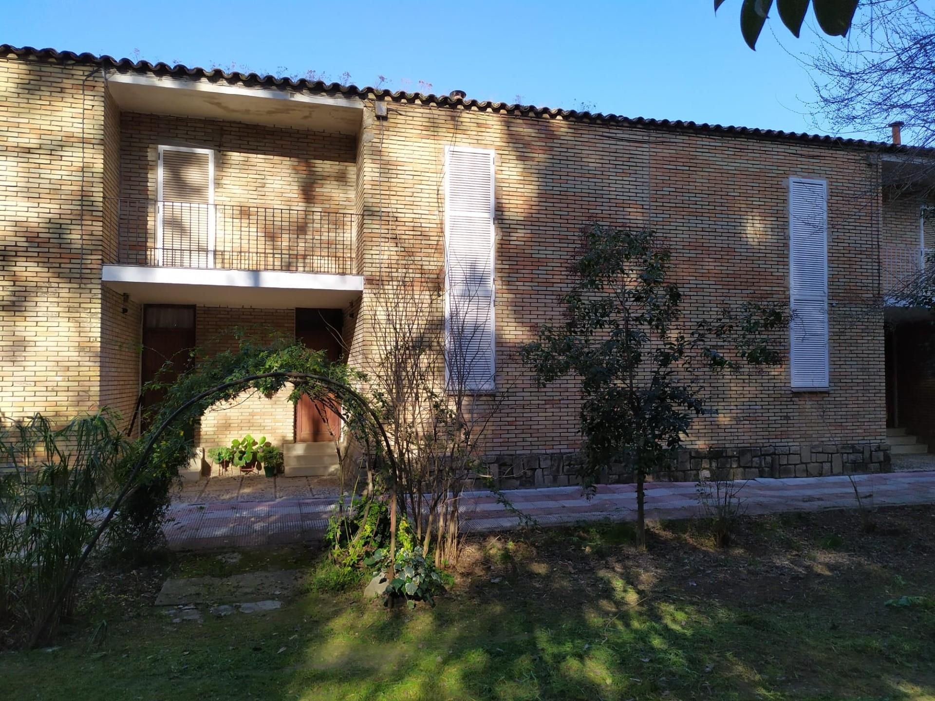 Exterior view of Single-family semi-detached for sale in Baeza  with Private garden, Terrace and Community parking