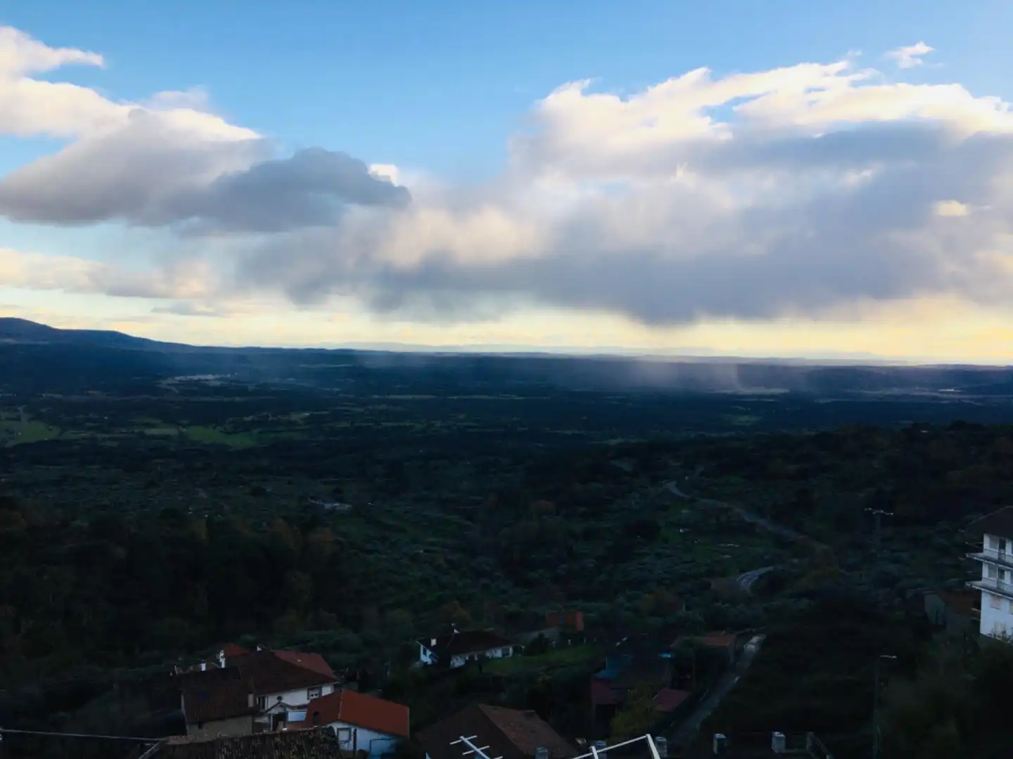 Vista exterior de Casa adosada en venda en Pedro Bernardo amb Balcó
