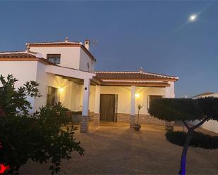 Vista exterior de Casa o xalet en venda en Villamanrique de la Condesa amb Aire condicionat, Calefacció i Jardí privat