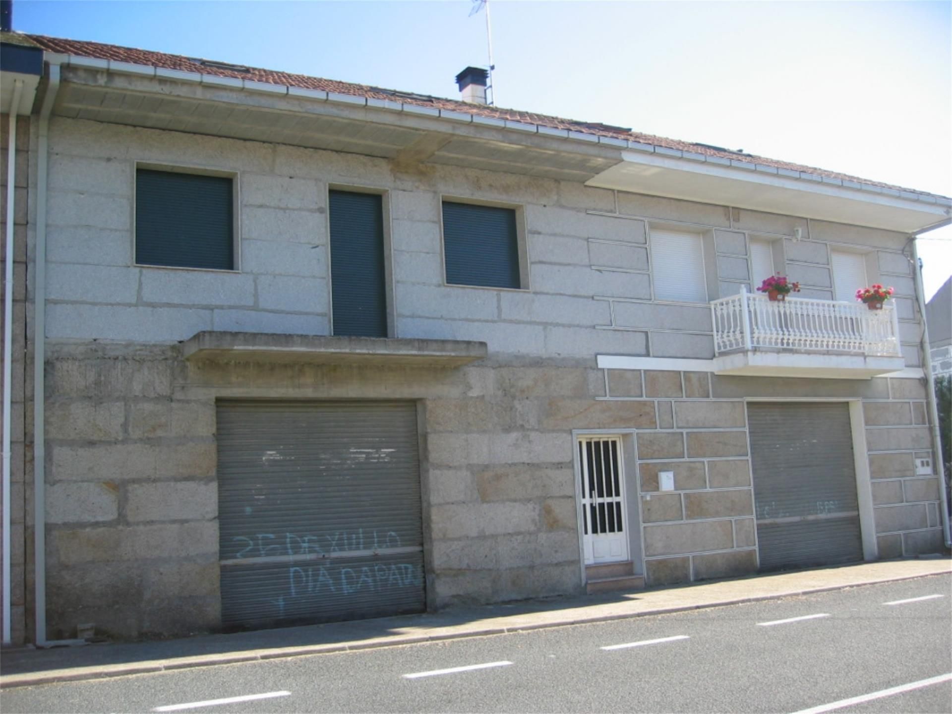 Exterior view of Single-family semi-detached for sale in Cualedro  with Private garden and Balcony