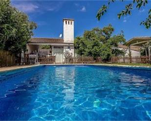 Piscina de Casa o xalet en venda en Valdecaballeros