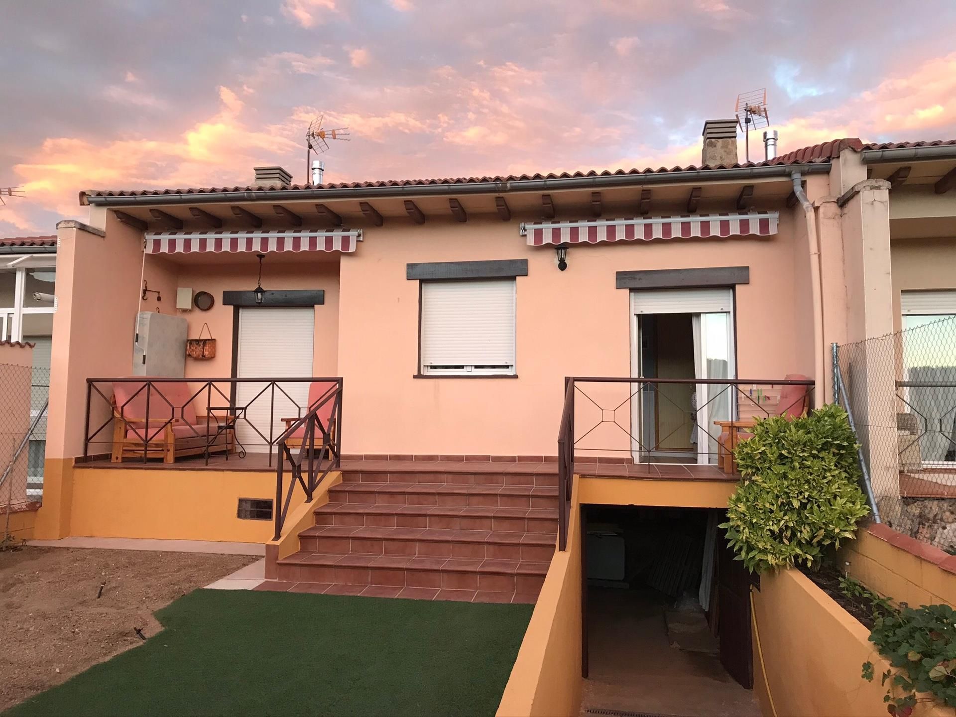 Exterior view of House or chalet for sale in Hoyocasero  with Heating, Private garden and Terrace