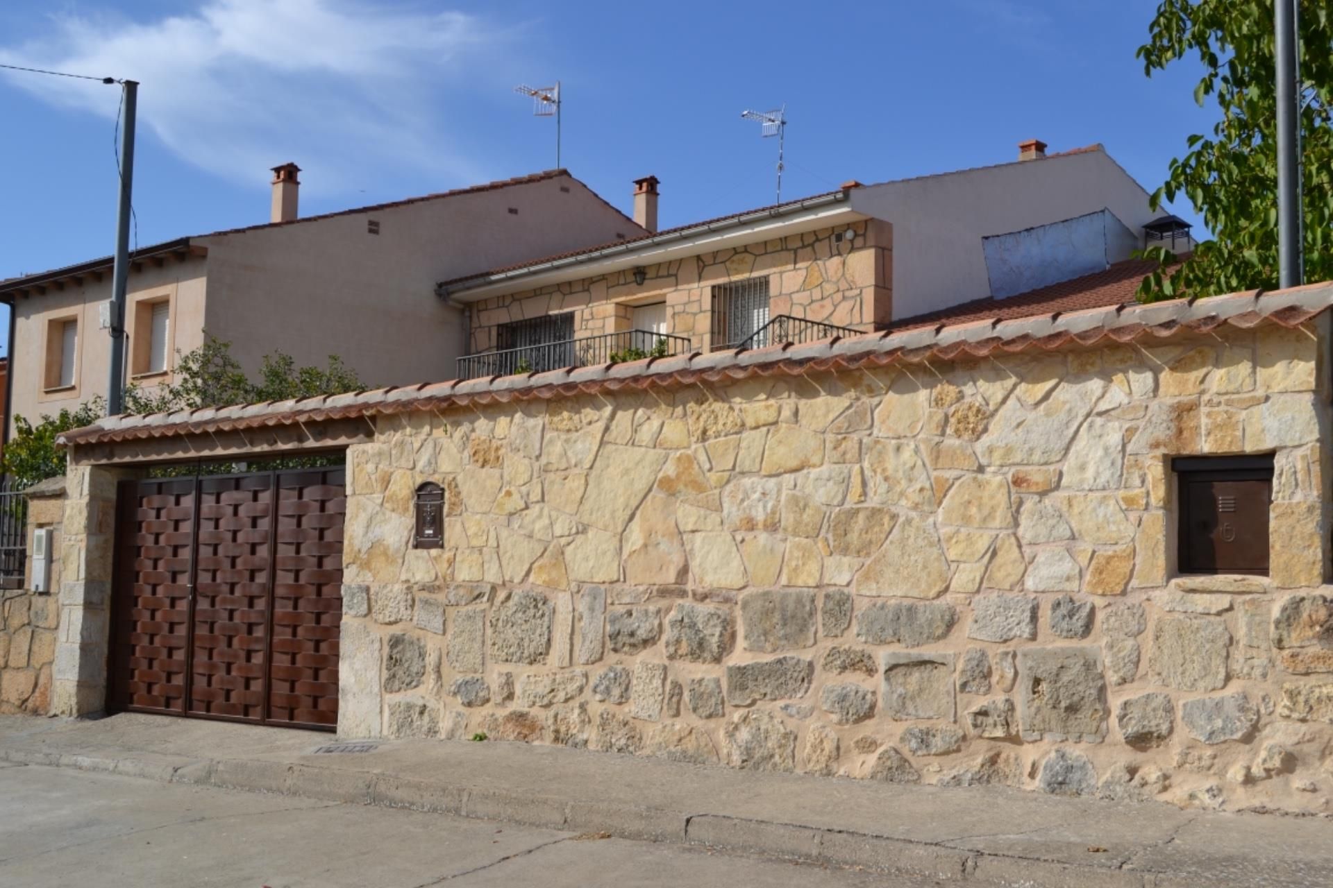 Vista exterior de Casa o xalet en venda en Castrojimeno amb Terrassa