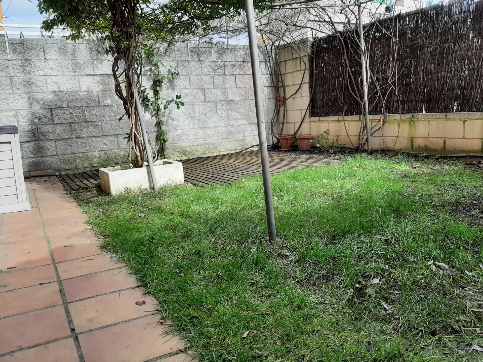 Garden of Flat to rent in  Madrid Capital  with Air Conditioner, Heating and Private garden