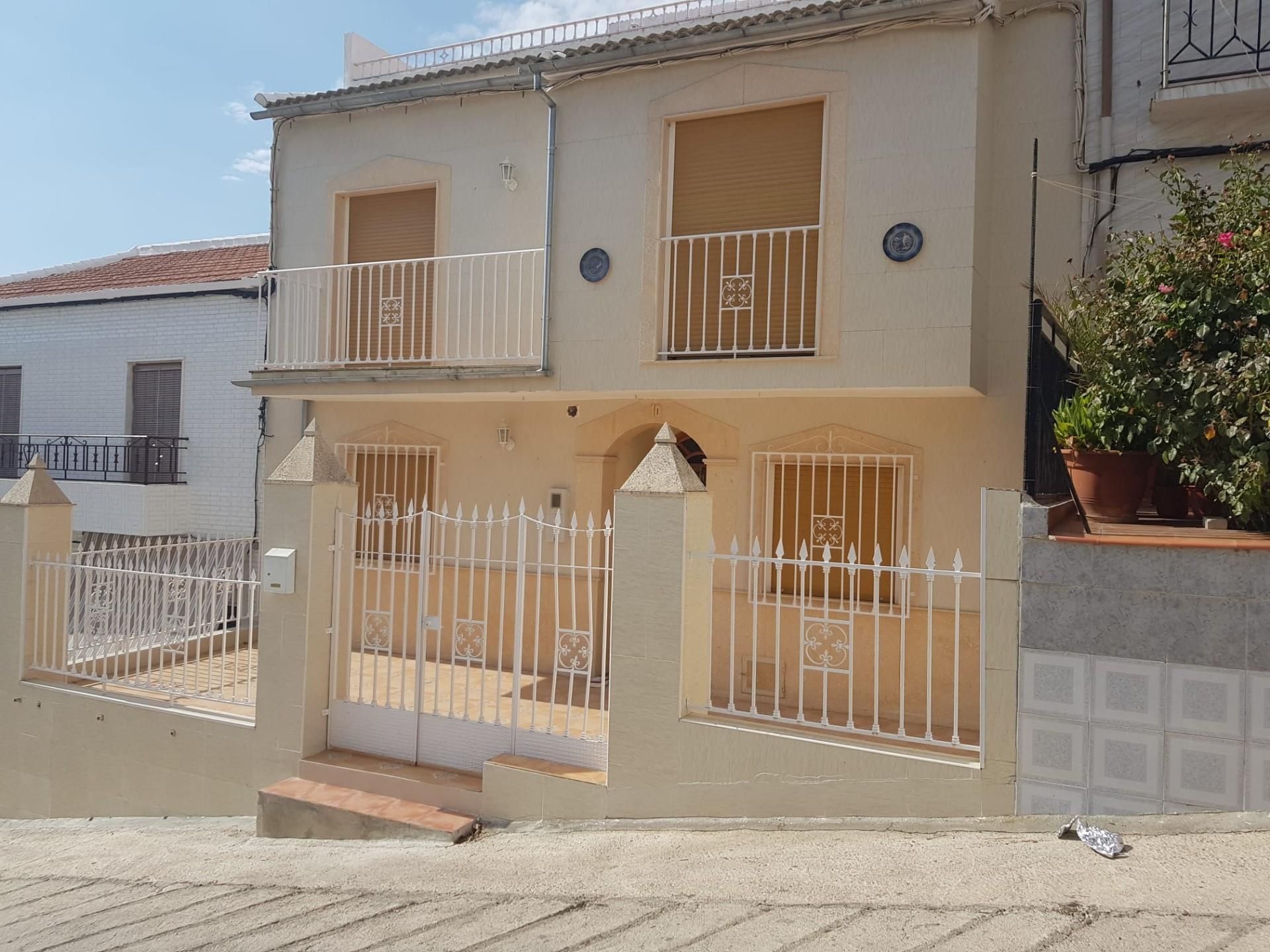 Vista exterior de Casa adosada en venda en Zagra amb Jardí privat, Terrassa i Traster