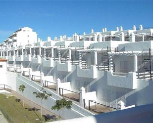 Vista exterior de Dúplex en venda en Manilva amb Aire condicionat, Terrassa i Piscina