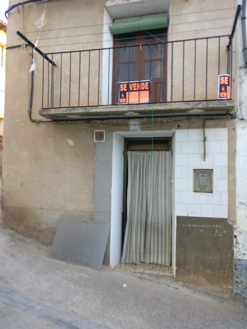 Vista exterior de Casa adosada en venda en Codos amb Balcó
