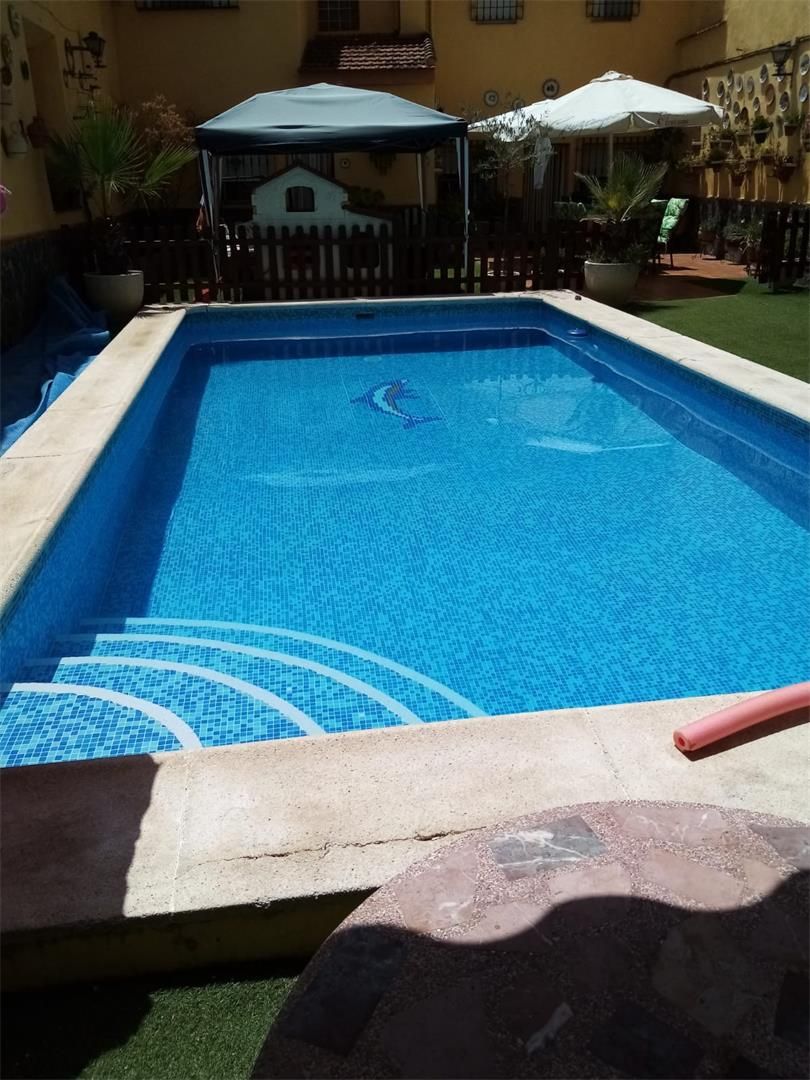 Piscina de Casa adosada en venda en Pinos Puente amb Calefacció, Jardí privat i Terrassa