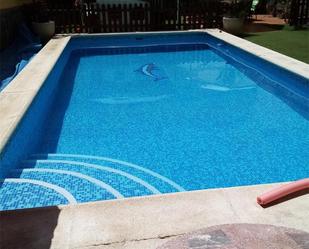 Piscina de Casa adosada en venda en Pinos Puente amb Calefacció, Jardí privat i Terrassa