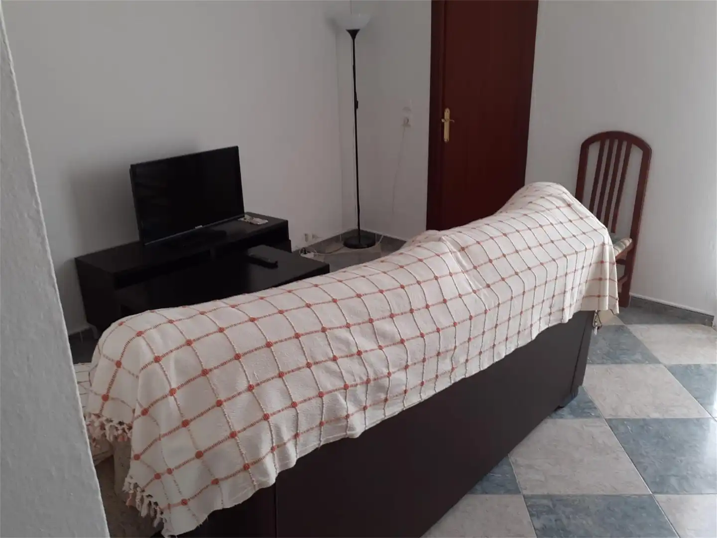 Sala d'estar de Pis en venda en El Almendro amb Calefacció, Terrassa i Moblat
