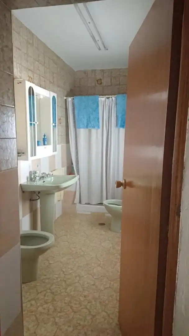 Einfamilien-Reihenhaus zum Verkauf in Calle Corredera, 51, Mengíbar Badezimmer von Einfamilien-Reihenhaus zum Verkauf in Mengíbar mit Klimaanlage, Terrasse und Abstellraum
