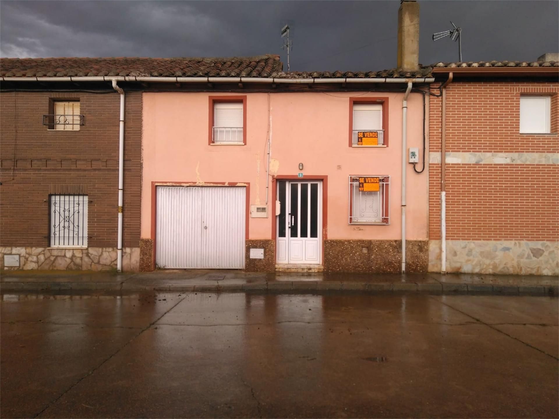 Vista exterior de Casa adosada en venda en Villaornate y Castro amb Calefacció i Jardí privat