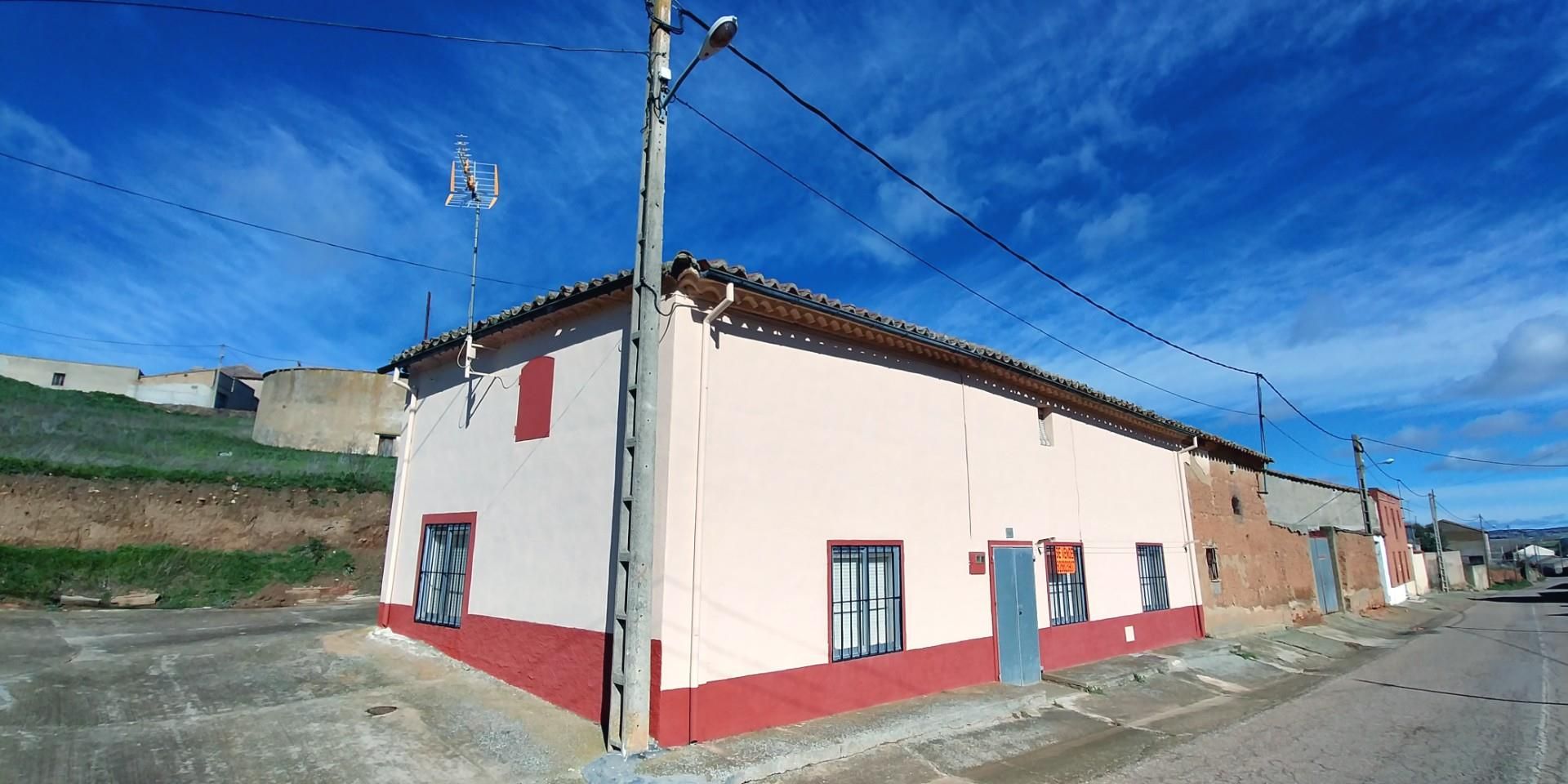 Vista exterior de Casa o xalet en venda en Castronuevo amb Calefacció, Traster i Moblat