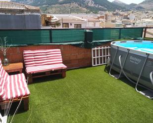 Terrassa de Casa adosada en venda en Valdepeñas de Jaén amb Terrassa i Piscina