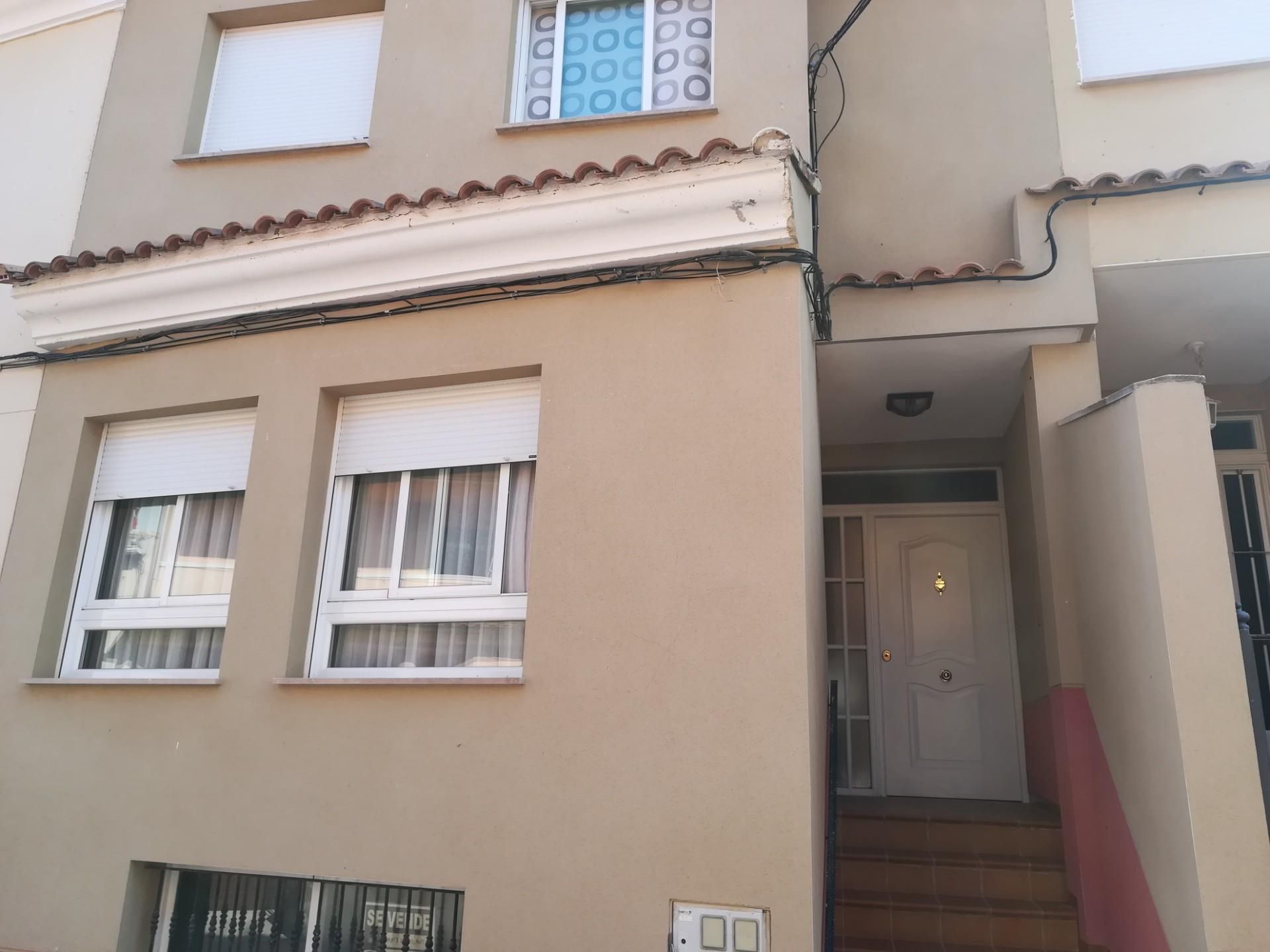 Vista exterior de Casa adosada en venda en Alborea amb Calefacció, Terrassa i Traster