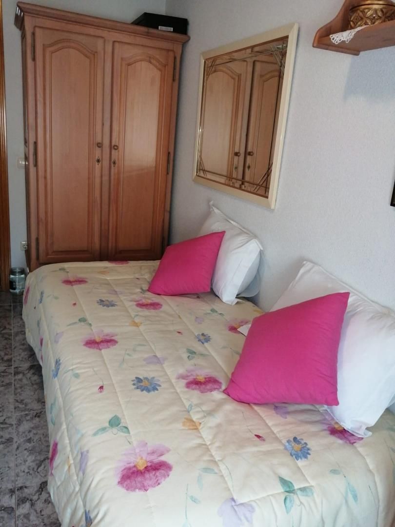 Dormitori de Casa adosada per a compartir en Numancia de la Sagra amb Aire condicionat, Calefacció i Jardí privat