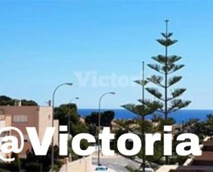 Vista exterior de Casa adosada en venda en El Campello amb Aire condicionat, Terrassa i Balcó