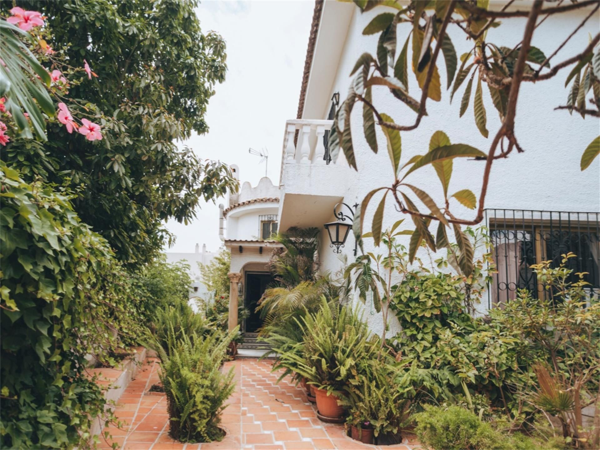 Vista exterior de Casa o xalet en venda en Marbella amb Terrassa, Piscina i Balcó