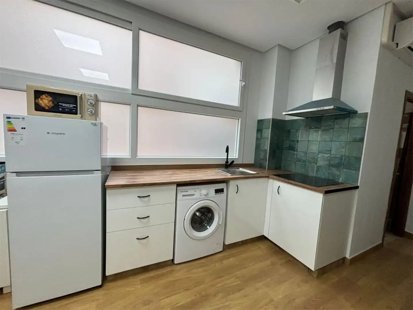 Piso de alquiler en Avenida de Andalucía, Montilla Cocina de Piso de alquiler en Montilla con Aire acondicionado, Parquet y Amueblado