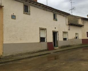 Vista exterior de Casa adosada en venda en Gatón de Campos