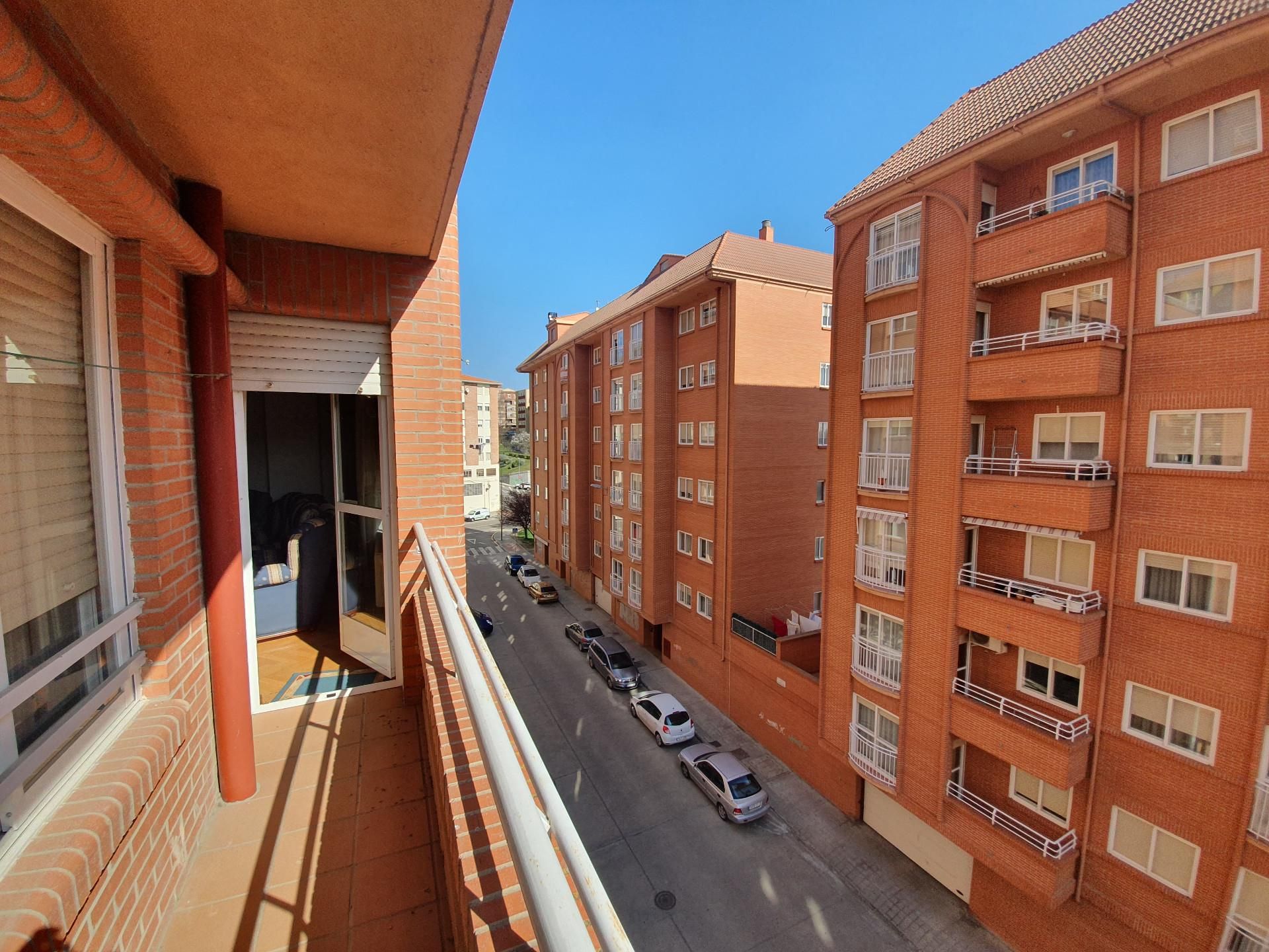 Piso en venta en Avenida de Portugal, Zamora Capital Vista exterior de Piso en venta en Zamora Capital  con Calefacción, Parquet y Terraza