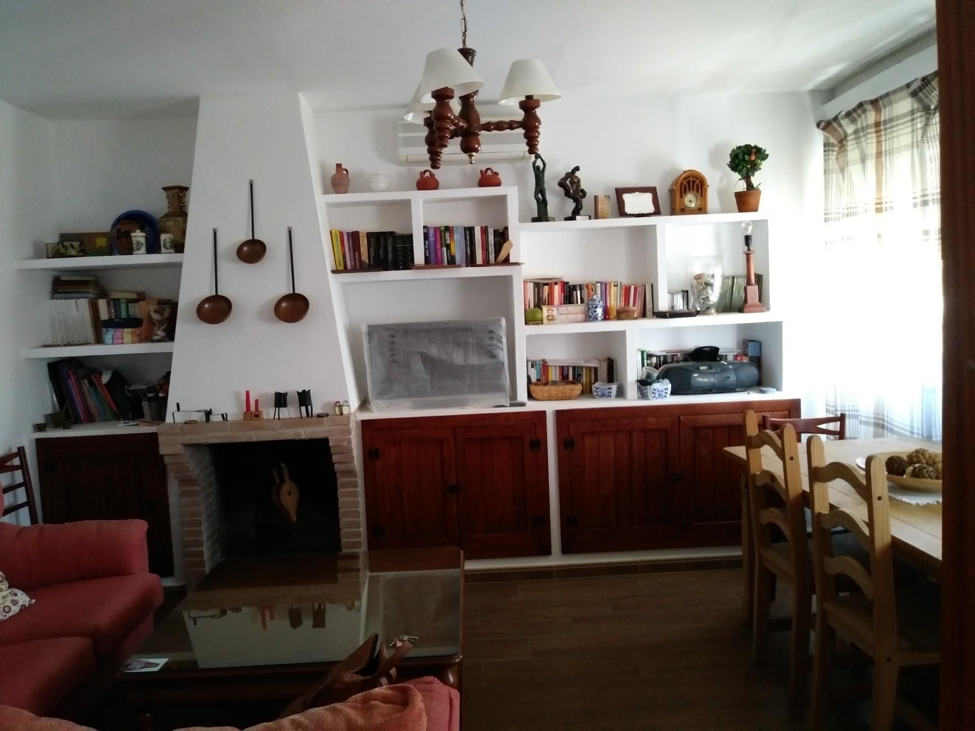 Sala d'estar de Casa adosada en venda en Valdelacalzada amb Balcó