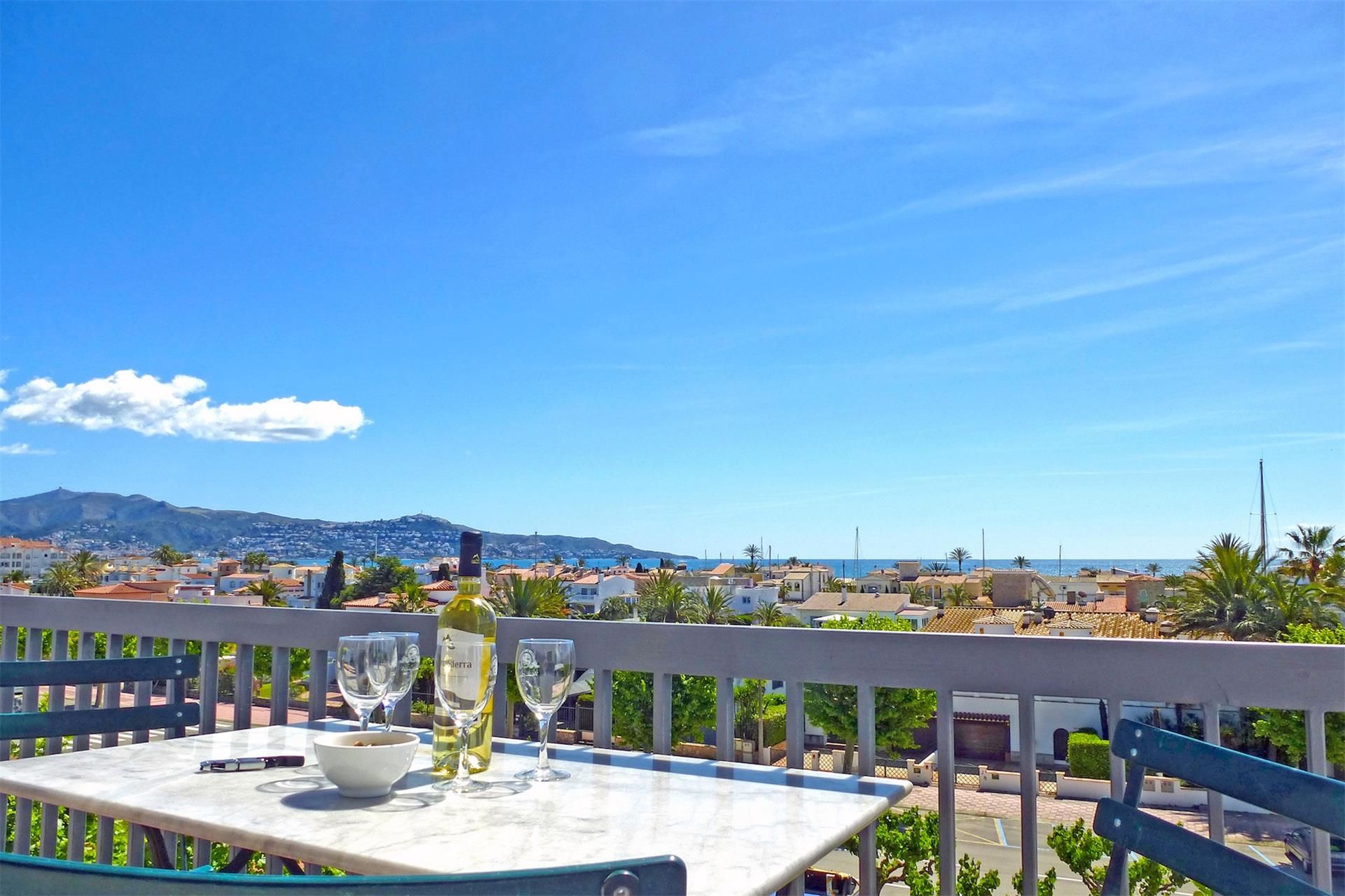 Exterior view of Flat for sale in Empuriabrava  with Air Conditioner, Terrace and Balcony