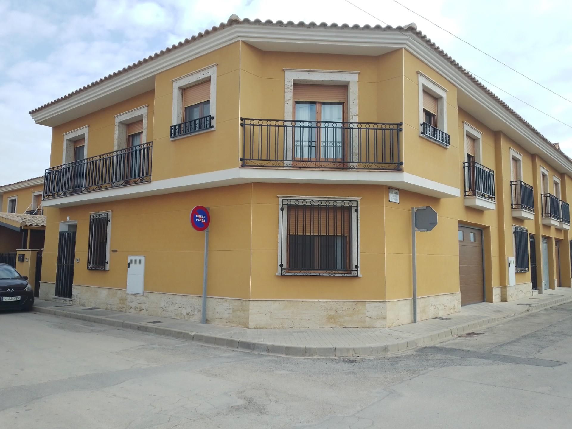 Vista exterior de Casa adosada en venda en Membrilla amb Aire condicionat, Calefacció i Terrassa