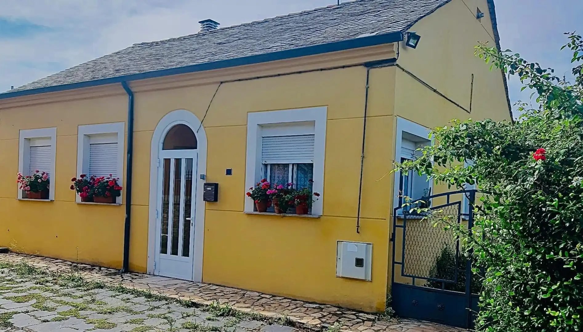 Vista exterior de Casa o xalet en venda en Ponferrada amb Calefacció, Jardí privat i Traster