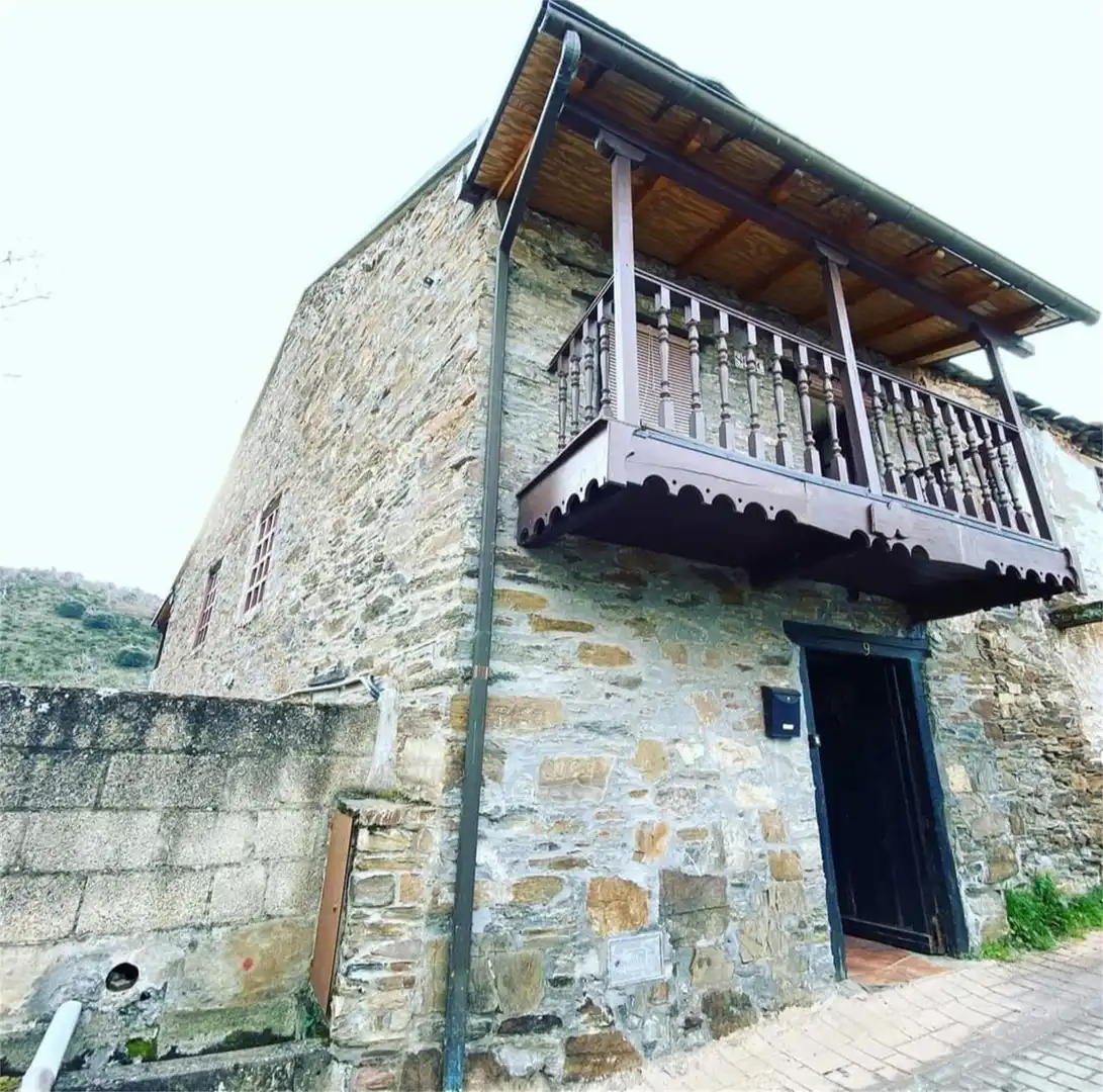 Casa o xalet en venda a Calle Herrería, Área Rural Sur Vista exterior de Casa o xalet en venda en Ponferrada amb Calefacció, Parquet i Terrassa