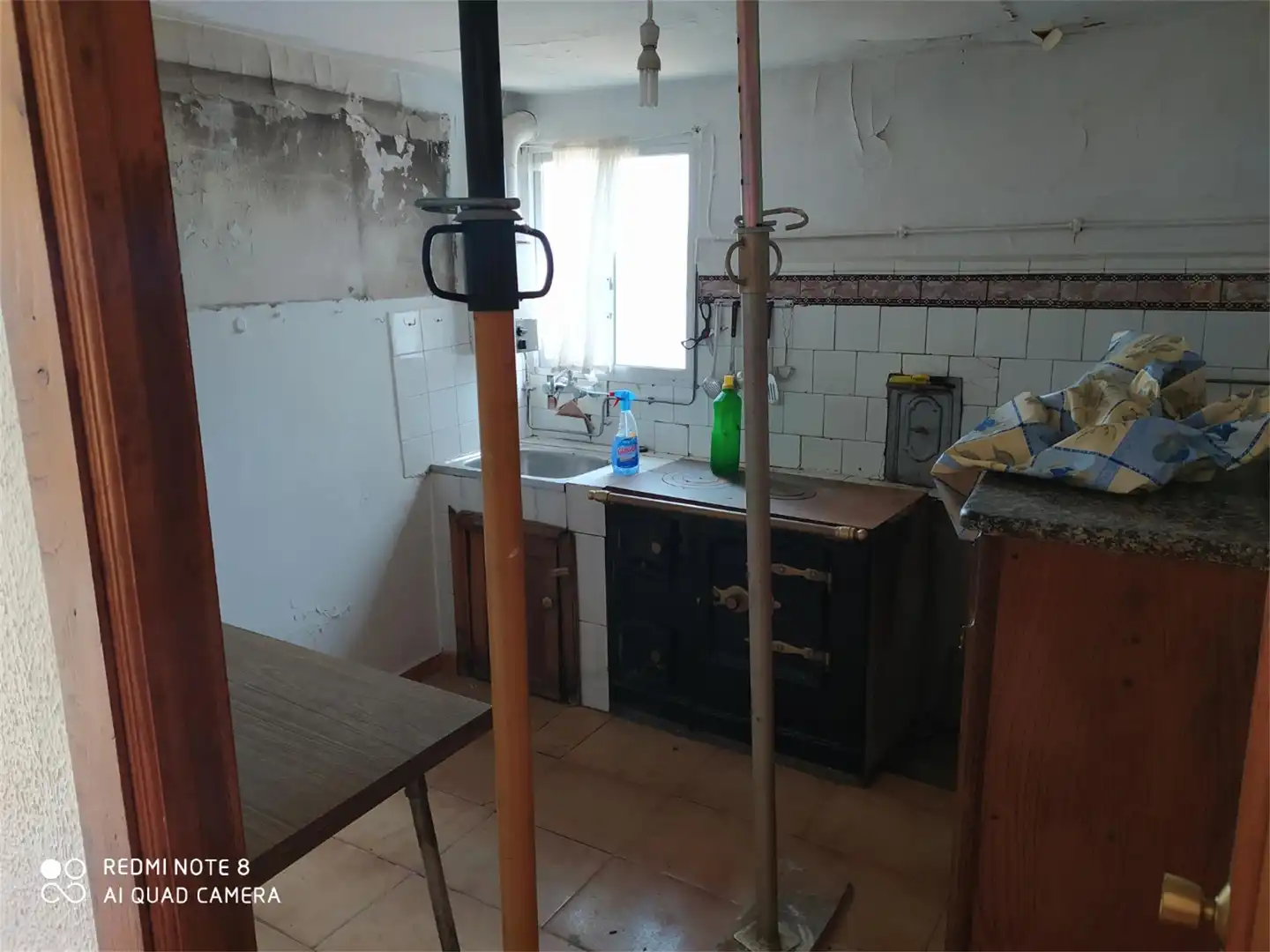 Küche von Einfamilien-Reihenhaus zum Verkauf in Castro Caldelas mit Privatgarten, Möbliert und Waschmaschine