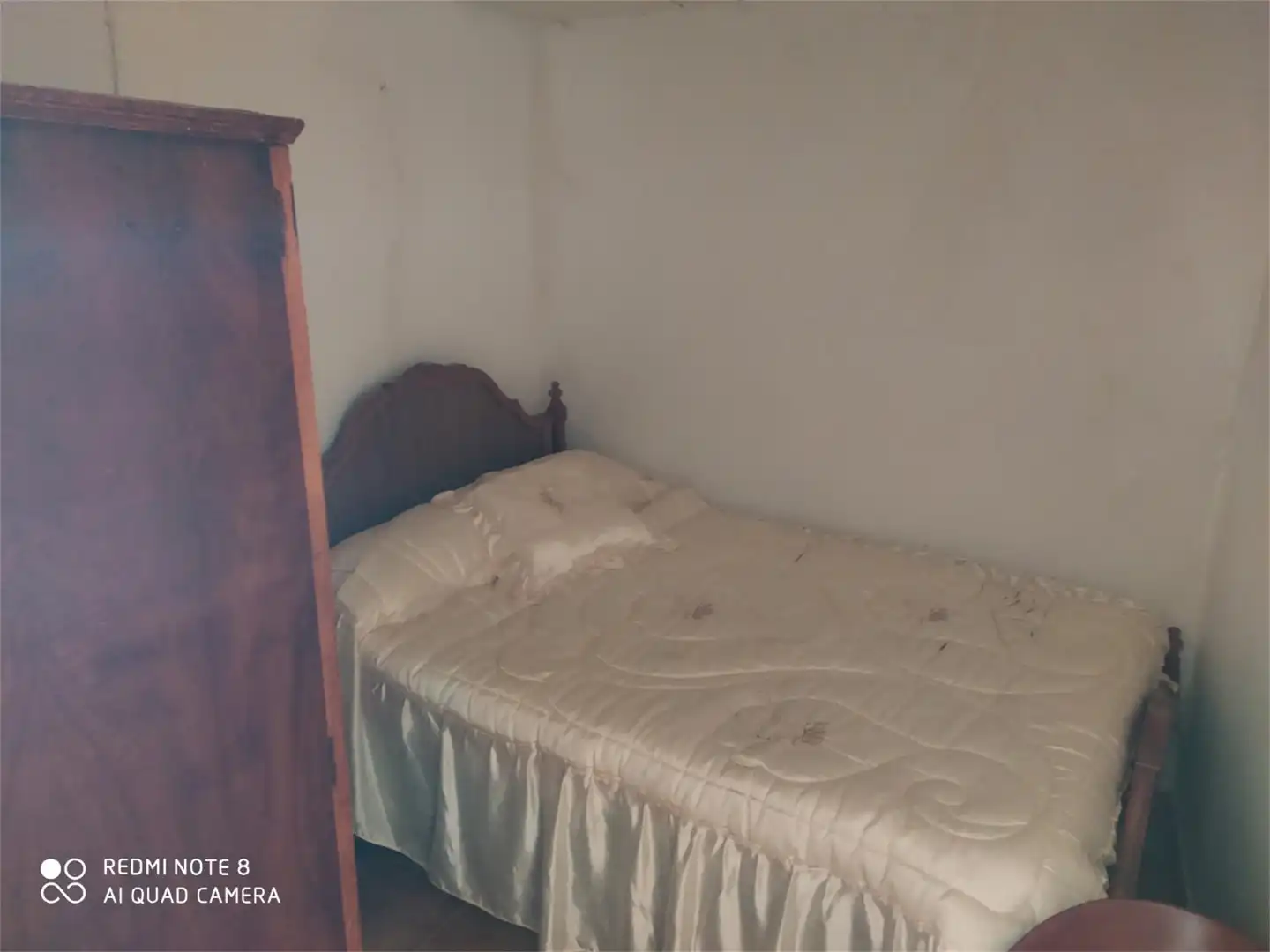 Schlafzimmer von Einfamilien-Reihenhaus zum Verkauf in Castro Caldelas mit Privatgarten, Möbliert und Waschmaschine