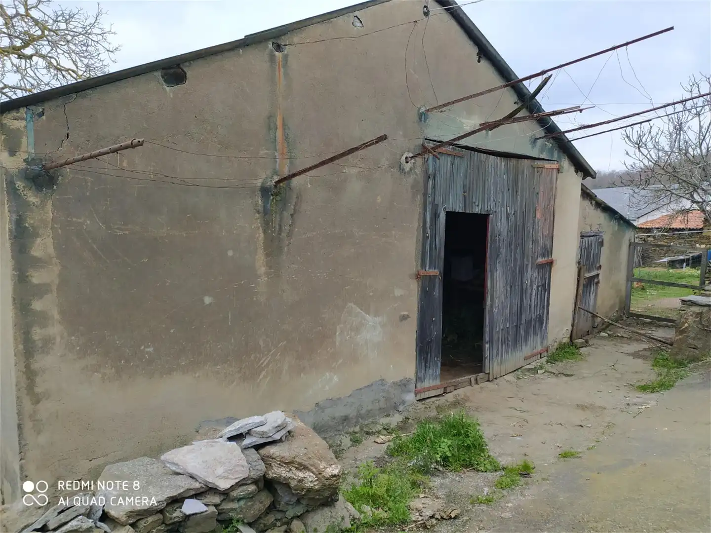 Außenansicht von Einfamilien-Reihenhaus zum Verkauf in Castro Caldelas mit Privatgarten, Möbliert und Waschmaschine