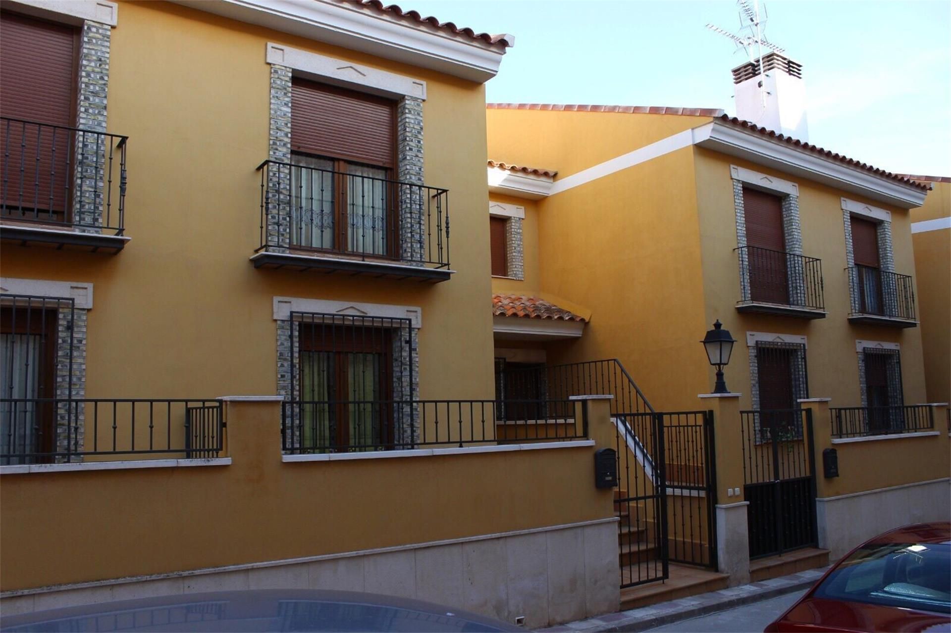 Exterior view of Single-family semi-detached for sale in Dosbarrios  with Terrace and Balcony