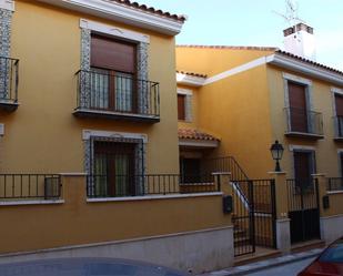 Exterior view of Single-family semi-detached for sale in Dosbarrios  with Heating, Private garden and Parquet flooring