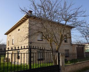 Vista exterior de Finca rústica en venda en Valle de Tobalina amb Calefacció, Jardí privat i Terrassa