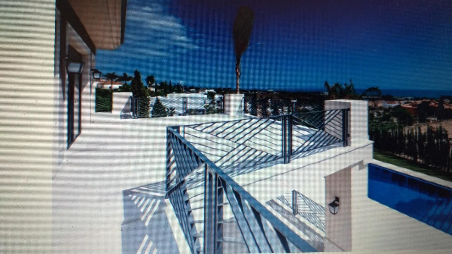 Terrace of House or chalet for sale in Estepona  with Air Conditioner, Heating and Private garden