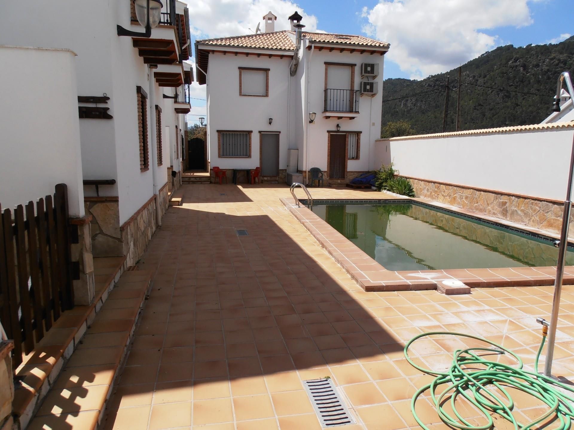 Piscina de Casa adosada en venda en Santiago-Pontones amb Aire condicionat, Calefacció i Forn