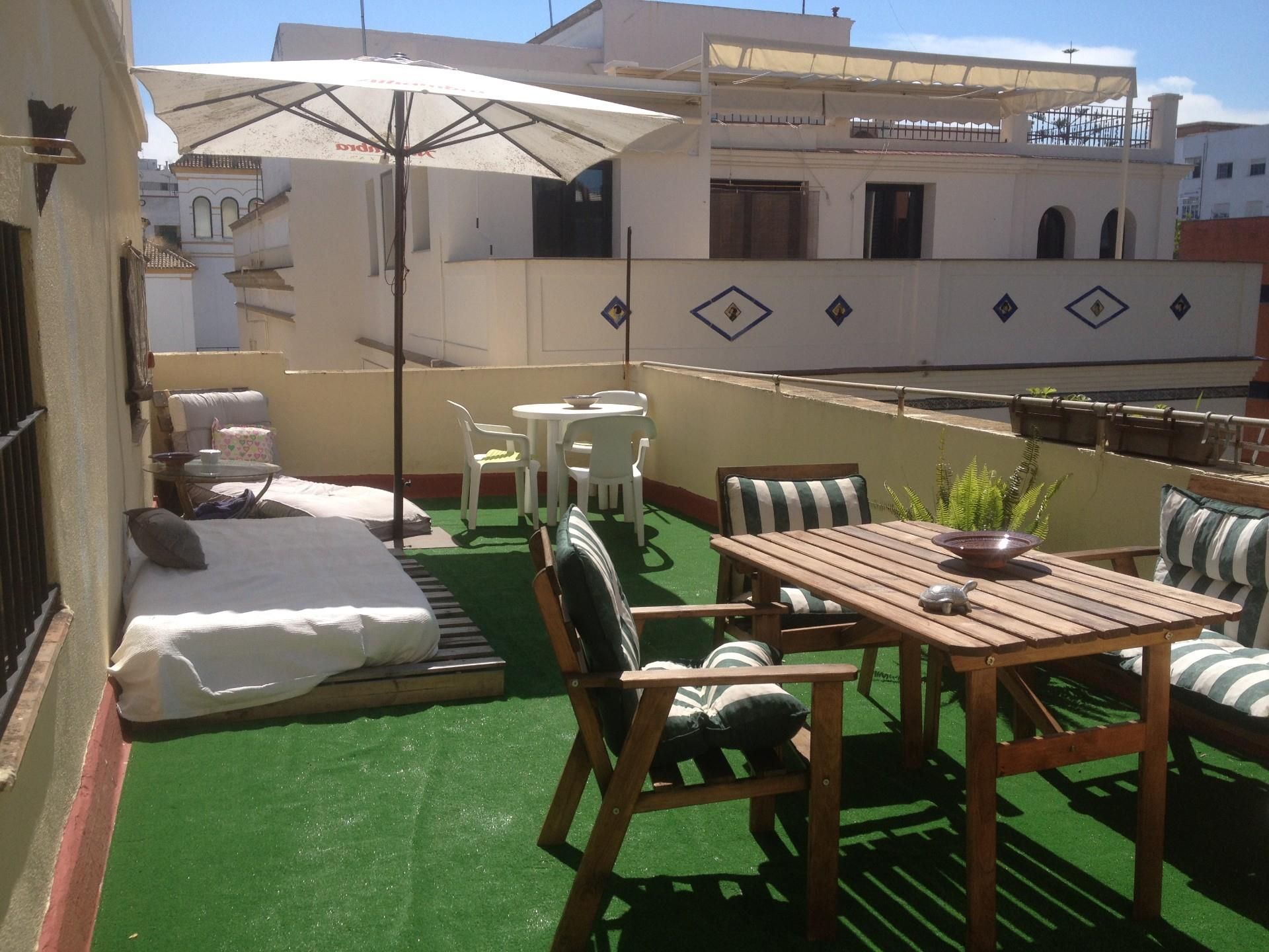Vista exterior de Pis per a compartir en  Sevilla Capital amb Calefacció, Jardí privat i Terrassa