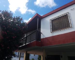 Vista exterior de Casa o xalet en venda en  Santa Cruz de Tenerife Capital amb Terrassa, Piscina i Balcó