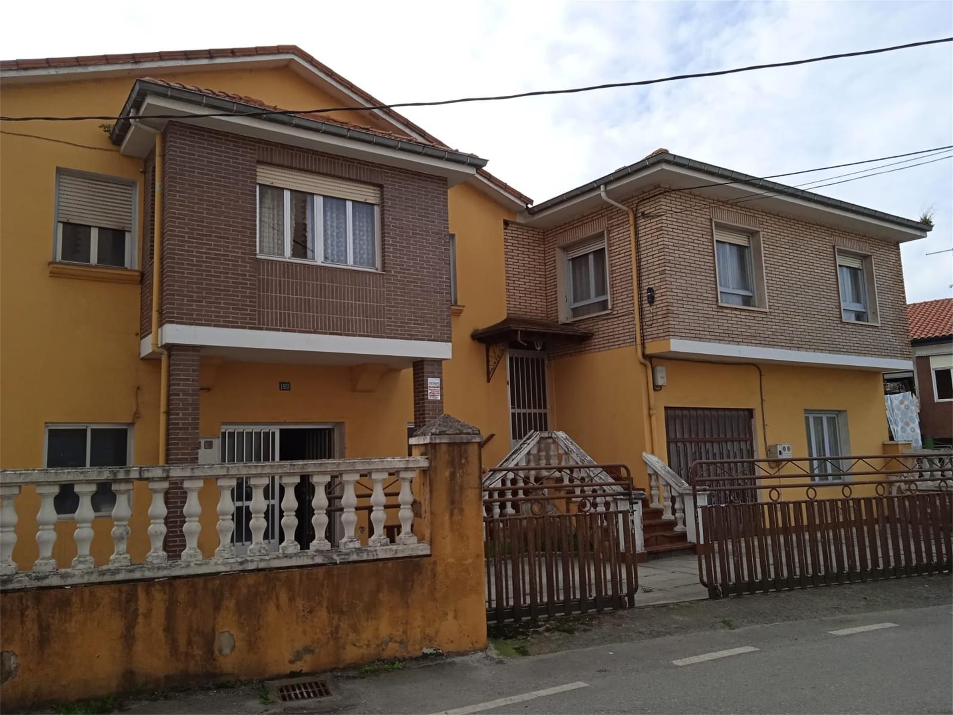 Vista exterior de Casa adosada en venda en Torrelavega 