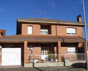 Vista exterior de Casa o xalet en venda en León Capital  amb Terrassa i Balcó